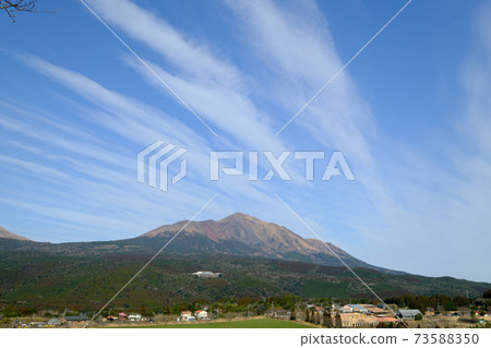 高千穗在中間和晴朗的天空 高千穗在中間和晴朗的天空 73588350