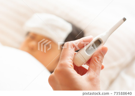 因身體狀況不佳而入睡的兒童和體溫計 73588640