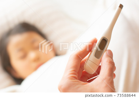 因身體狀況不佳而入睡的兒童和體溫計 因身體狀況不佳而入睡的兒童和體溫計 73588644