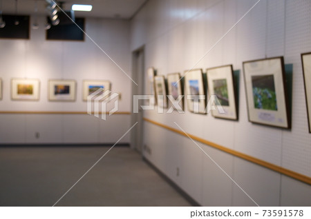 Blurred image of photo exhibition venue 73591578