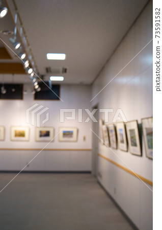 Blurred image of photo exhibition venue 73591582