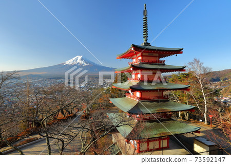 山梨縣富士吉田市新倉富士淺間神社五層寶塔和富士山 73592147