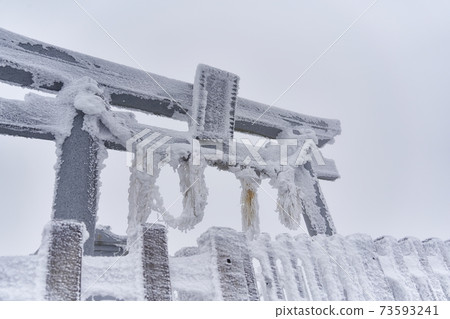 冬冬石zu山上的凍鳥居石zu神社 照片素材 圖片 圖庫