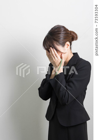 一位失去親人並流眼淚的年輕女子[葬禮] 73593304