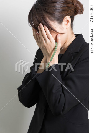 一位失去親人並流眼淚的年輕女子[葬禮] 73593305