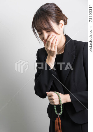 一位失去愛人後表情悲傷的年輕女子[葬禮] 73593314