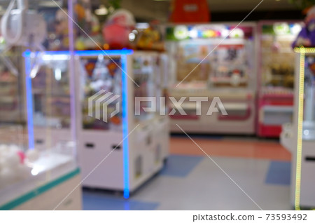 Blurred image of arcade crane game 73593492