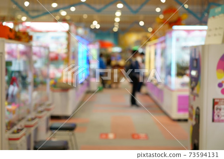 遊戲中心中起重機遊戲的圖像模糊 73594131