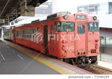 Kibi Line diesel car stopped at Okayama Station 73594295