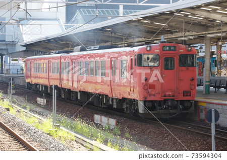 Tsuyama Line rapid train departing from Okayama Station Tsuyama Line rapid train departing from Okayama Station 73594304