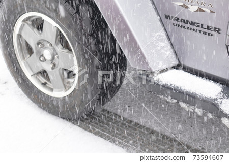 Four-wheel drive vehicle with studless tires that stops on snowy roads Four-wheel drive vehicle with studless tires that stops on snowy roads 73594607