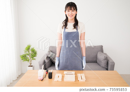 A woman who starts DIY woodworking 73595853