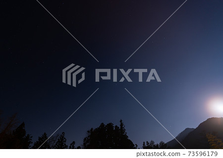 夜晚的天空月亮山夜晚的奧庫-日光山森林To木縣日光市山林自然雲山星星閃光冬季冬季山針葉樹 73596179