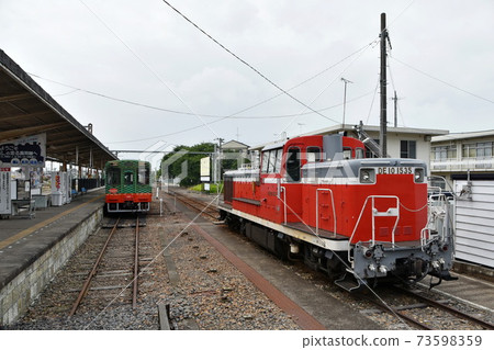 茂岡鐵道下車站DE10型內燃機車和普通火車Mooka 14型（茨城縣築西市） 73598359