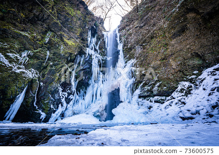The icefall of Shindori Falls 73600575