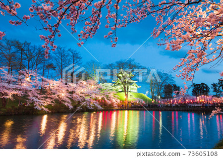 黃昏時在高田城堡遺址公園照亮 黃昏時在高田城堡遺址公園照亮 73605108