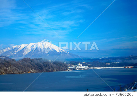 從完全凍結的五所湖的岸邊看岩手山的景色 從完全凍結的五所湖的岸邊看岩手山的景色 73605203