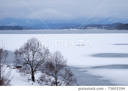 Gosho湖景觀從南大橋的Gosho Ohashi方向的山區 73605394