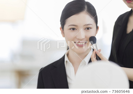 一家穿著西裝的婦女在照相館化妝的女人 73605646