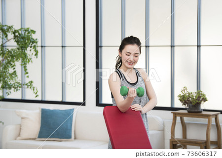 年輕婦女家庭訓練肌肉訓練 年輕婦女家庭訓練肌肉訓練 73606317