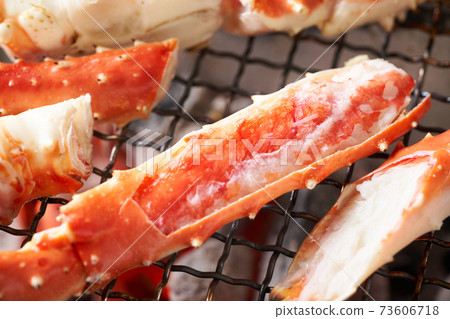 Charcoal-grilled king crab 73606718