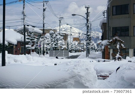 Living in a heavy snowy area 73607361