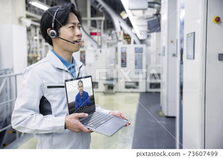 一名男性工人進行的遠程工廠檢查的圖像，該工人遠程顯示了工廠的狀態 73607499