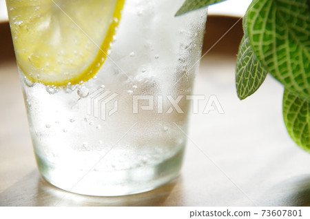 Refreshing lemon carbonated water 73607801