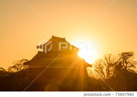 熊本城美麗晴朗的天空高高的天空夕陽照耀2020 73607980
