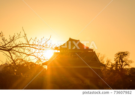 熊本城美麗晴朗的天空高高的天空夕陽照耀2020 73607982