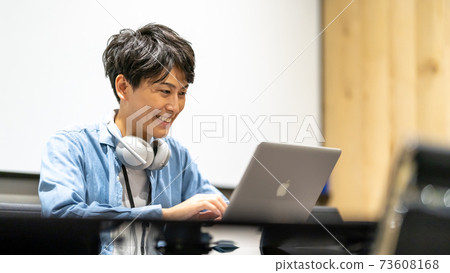 視頻/視頻創作者男性耳機筆記本電腦 73608168