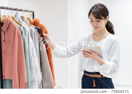 Woman managing inventory Woman managing inventory 73608571