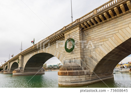 Cloudy view of the famous London Bridge 73608645