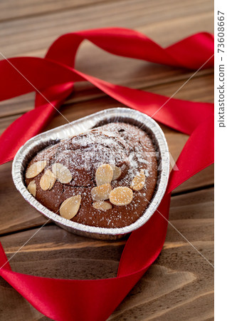 情人節自製糖果,心形巧克力鬆餅,用絲帶 情人節自製糖果,心形巧克力鬆餅,用絲帶 73608667