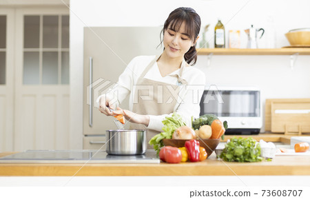 女人做飯 73608707