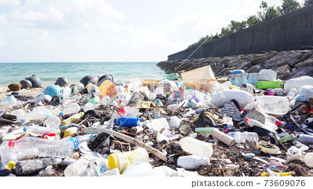 Marine plastic waste gathers at ports and covers the coastline | Increasingly serious marine pollution and environmental problems Marine plastic waste gathers at ports and covers the coastline | Increasingly serious marine pollution and environmental problems 73609076