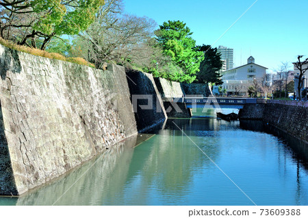 Stone wall and moat of Sunpu Castle ruins 73609388