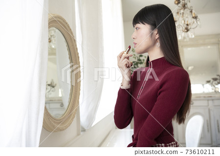 照鏡子,塗胭脂(唇膏)的女人 照鏡子,塗胭脂(唇膏)的女人 73610211