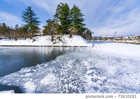 山形縣米澤市冬季米澤城堡遺址（上杉神社）的護城河 73610281
