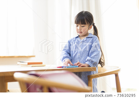 學習在客廳的女孩 73610295