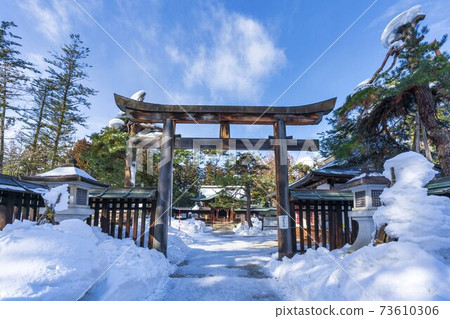 Uesugi Shrine in winter Torii and approach to Yonezawa City, Yamagata Prefecture Uesugi Shrine in winter Torii and approach to Yonezawa City, Yamagata Prefecture 73610306