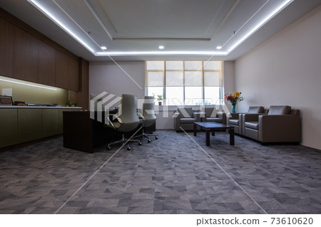 Office scenery 73610620