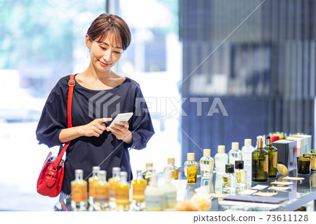 女人購物的場景射擊合作:g禮物和生活方式 女人購物的場景射擊合作:g禮物和生活方式 73611128