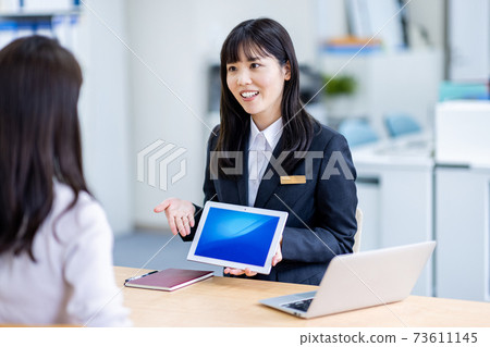 Image of consulting a woman in a suit at the reception Image of consulting a woman in a suit at the reception 73611145
