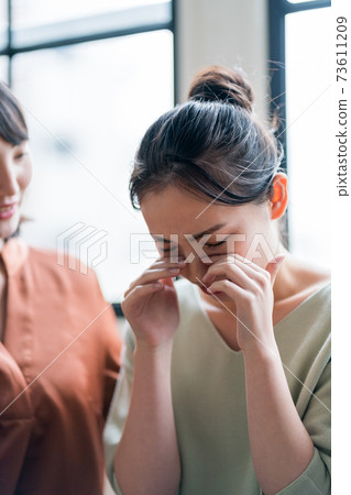 A woman who confesses her worries 73611209