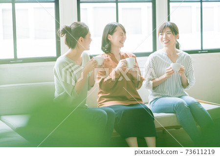How to get along well with mom friends How to get along well with mom friends 73611219