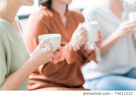 和一個女朋友在家裡喝茶 73611222