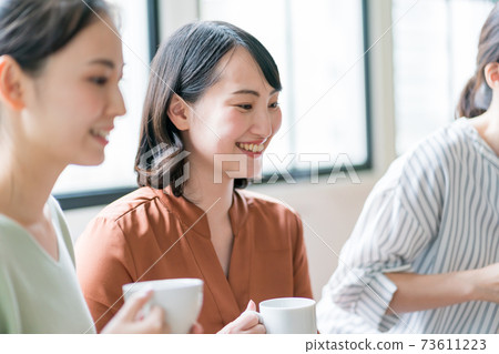 和一個女朋友在家裡喝茶 73611223