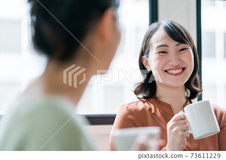 Tea with a girl friend at home 73611229