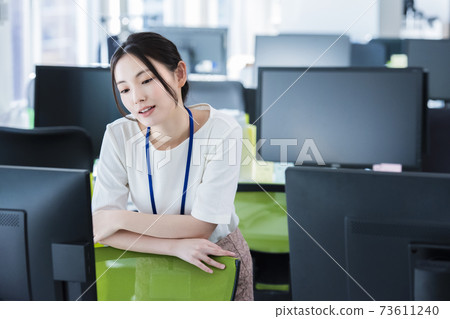 一個人上班 一個人上班 73611240